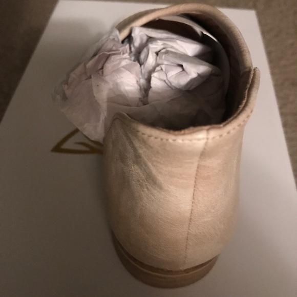 Beast size 6 asymmetrical sandals new in box - Picture 3 of 4